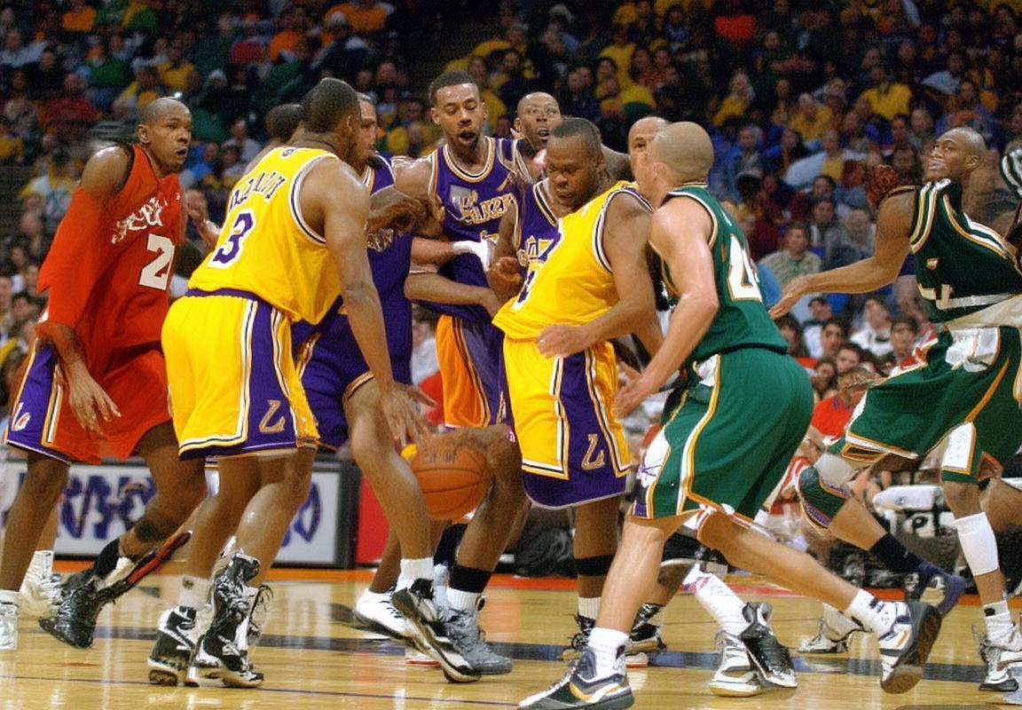 2003年NBA巅峰对决：科比奥尼尔领衔湖人战爵士经典战役回顾